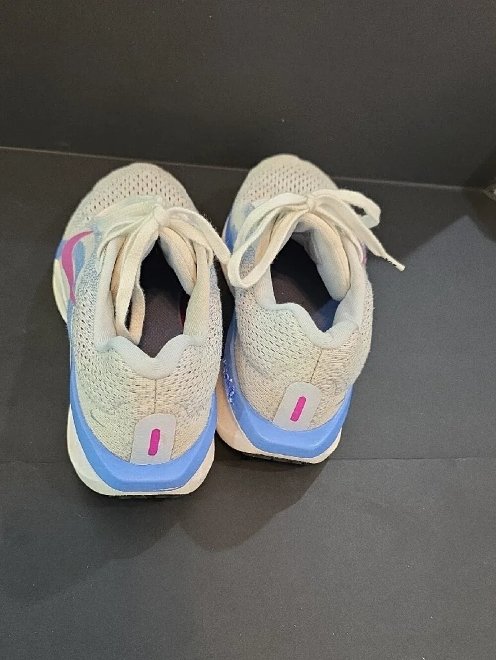 Nike Winflo 11 Women's Sneakers - Cream with Blue & Pink Accents Size 8.5